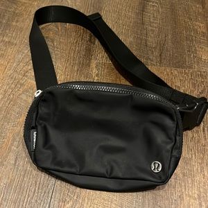 Lululemon Everywhere belt bag